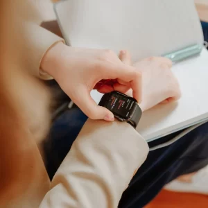 exercice gestion temps - image représentant une personne réglant sa montre