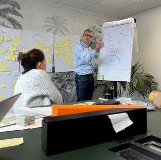 Jean-François au tableau avec une équipe de managers