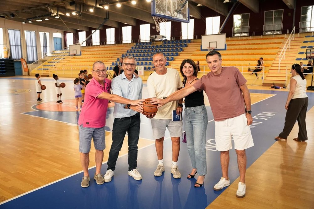 Cinq personnes autour d'un ballon de basket, sur le parquet de l'US Avignon-Le Pontet