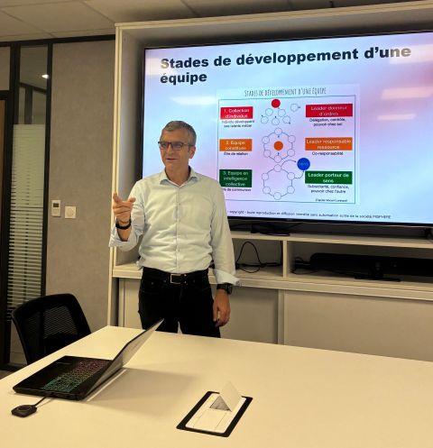 Jean-François présente les stades de développement d'une équipe à la direction du groupe Vinci à La Réunion