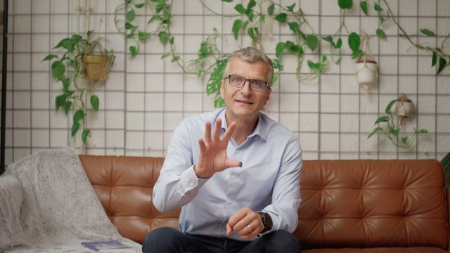 Jean-François Perchot se présente, assis dans un canapé