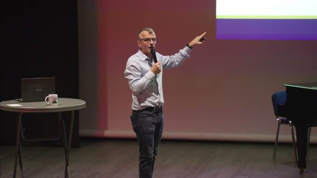 Jean-François Perchot en conférence, micro en main