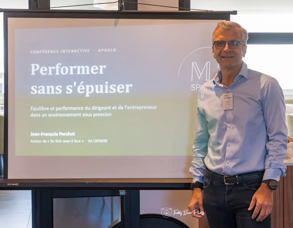 Jean-François Perchot devant l'écran de sa conférence « Performer sans s'épuiser »