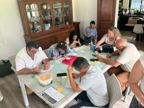 Une équipe travaille autour d'une table pendant un séminaire à La Réunion