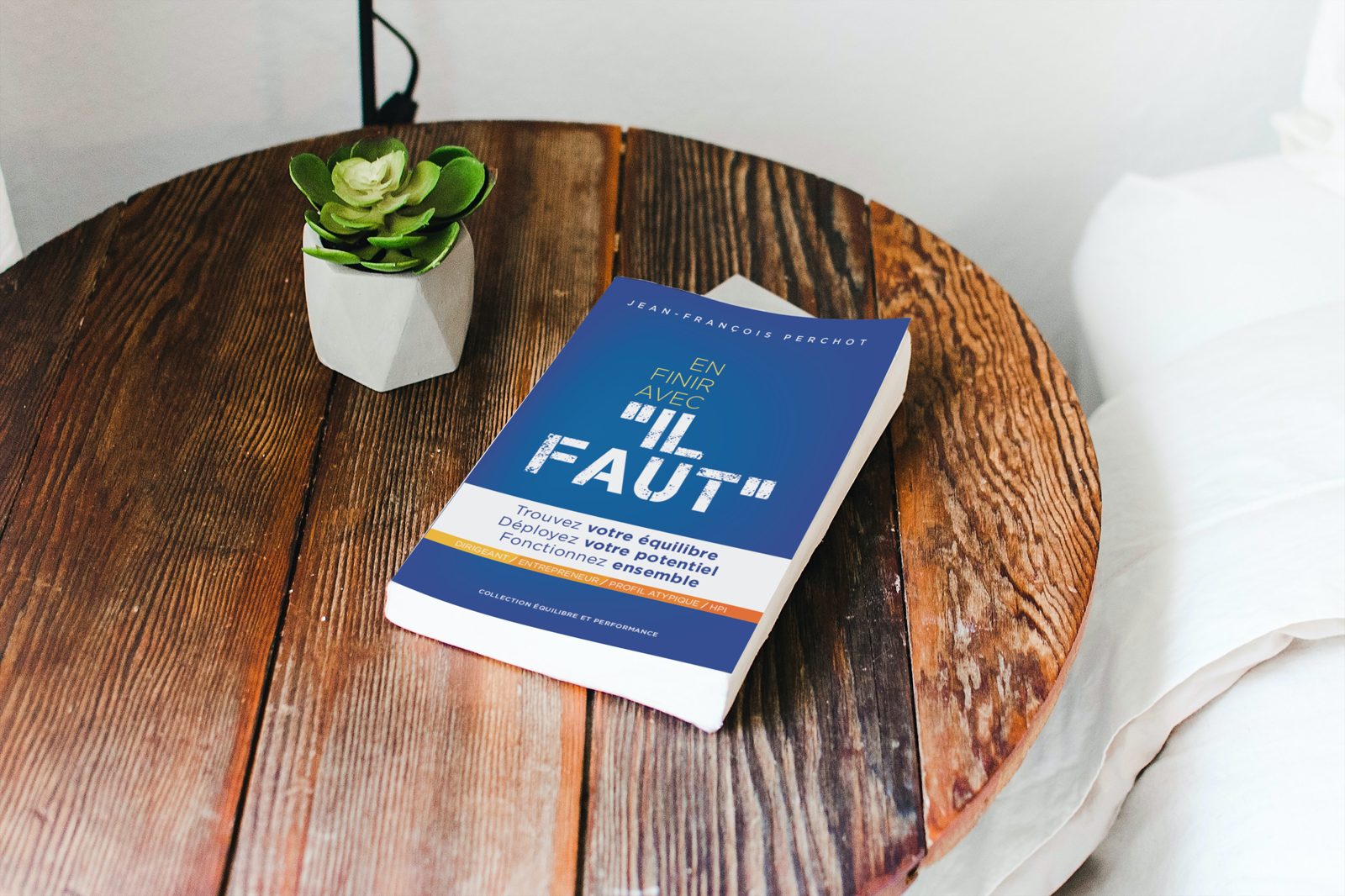 Le livre En finir avec « il faut » posé sur une table en bois
